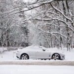 auto in de sneeuw