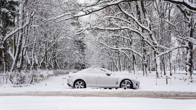 auto in de sneeuw