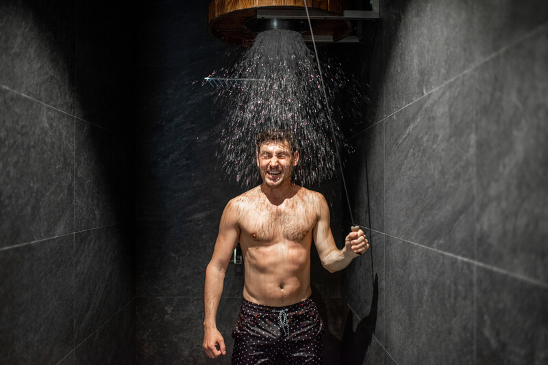 een koude douche nemen